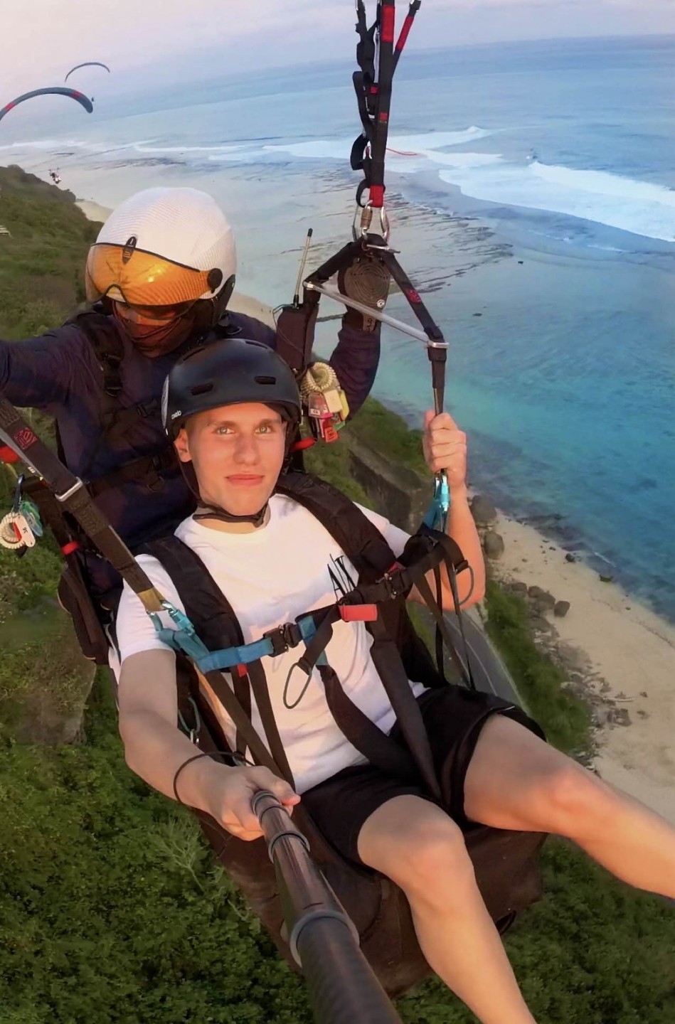 Полет потрясающий! Получаешь нереальное удовольствие от времени в воздухе. Паришь как птица, наблюдая за прекрасным миром