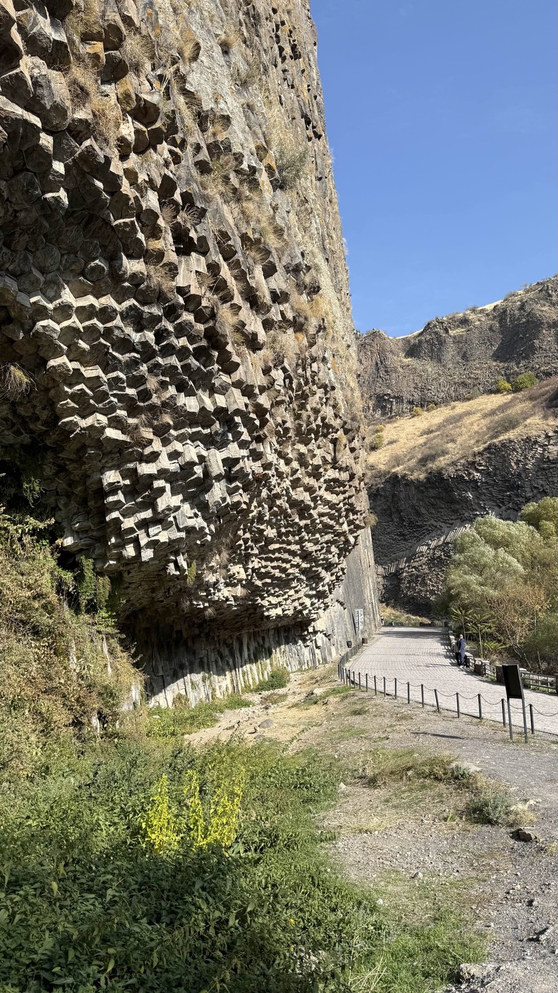 Рекомендую обращаться к Мари и Норику. Вежливые и очень внимательны к деталям. Клиентоориентированы: нам предложили несколько