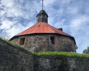 Приозерск, дом-музей в посёлке Элисенваара, водопады Ахвенкоски, «Рускеала»