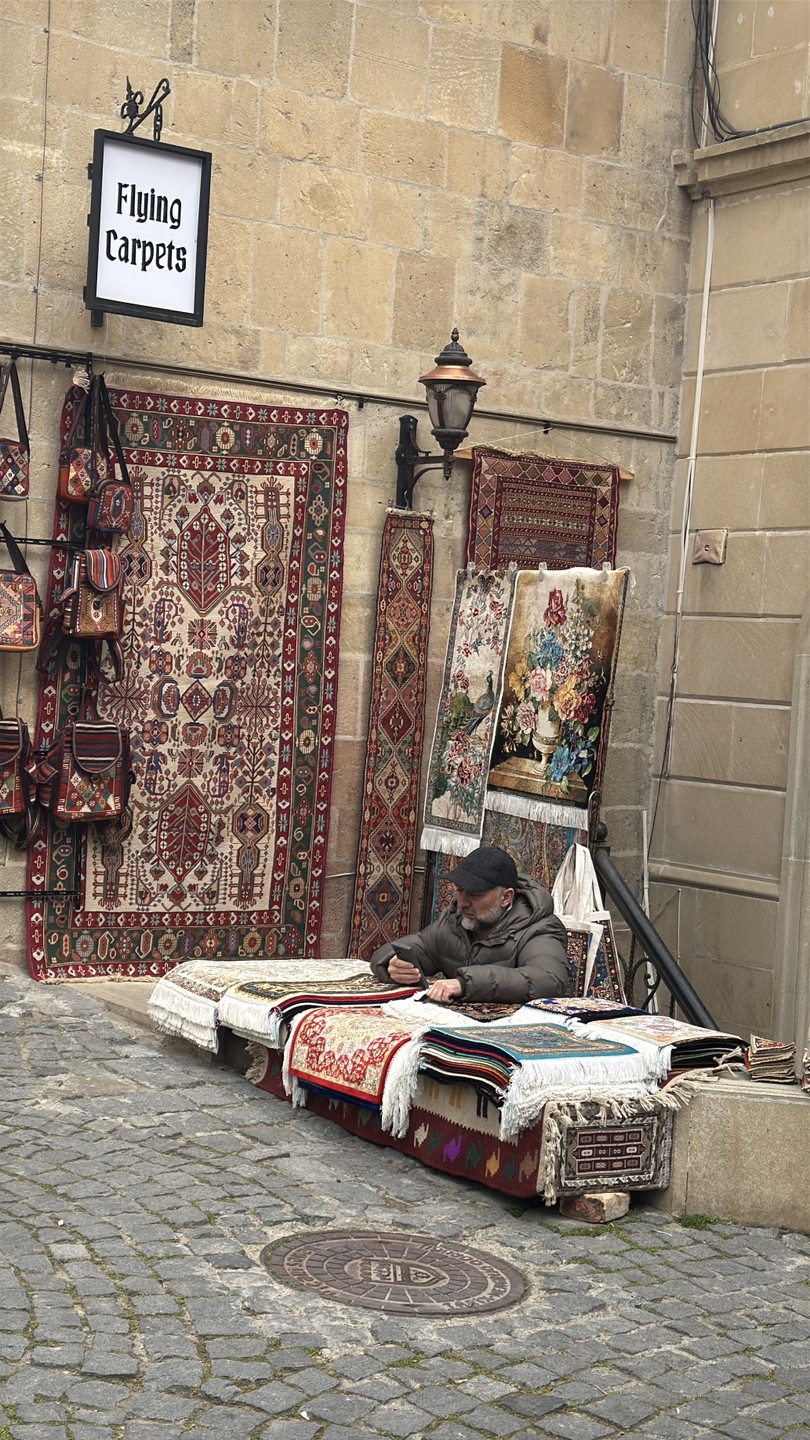 Знакомство с Баку прошло на одном дыхании: очень интересно, познавательно Рашад рассказал историю старого и нового