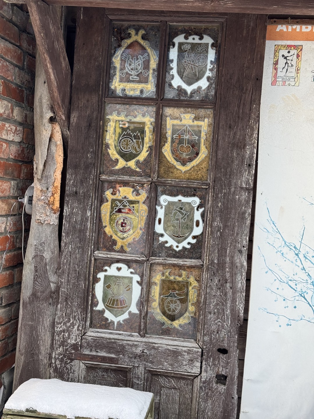 Это погружение в неизвестные факты истории этого края,познавательная информация о самом янтаре, производстве изделий и лечебных