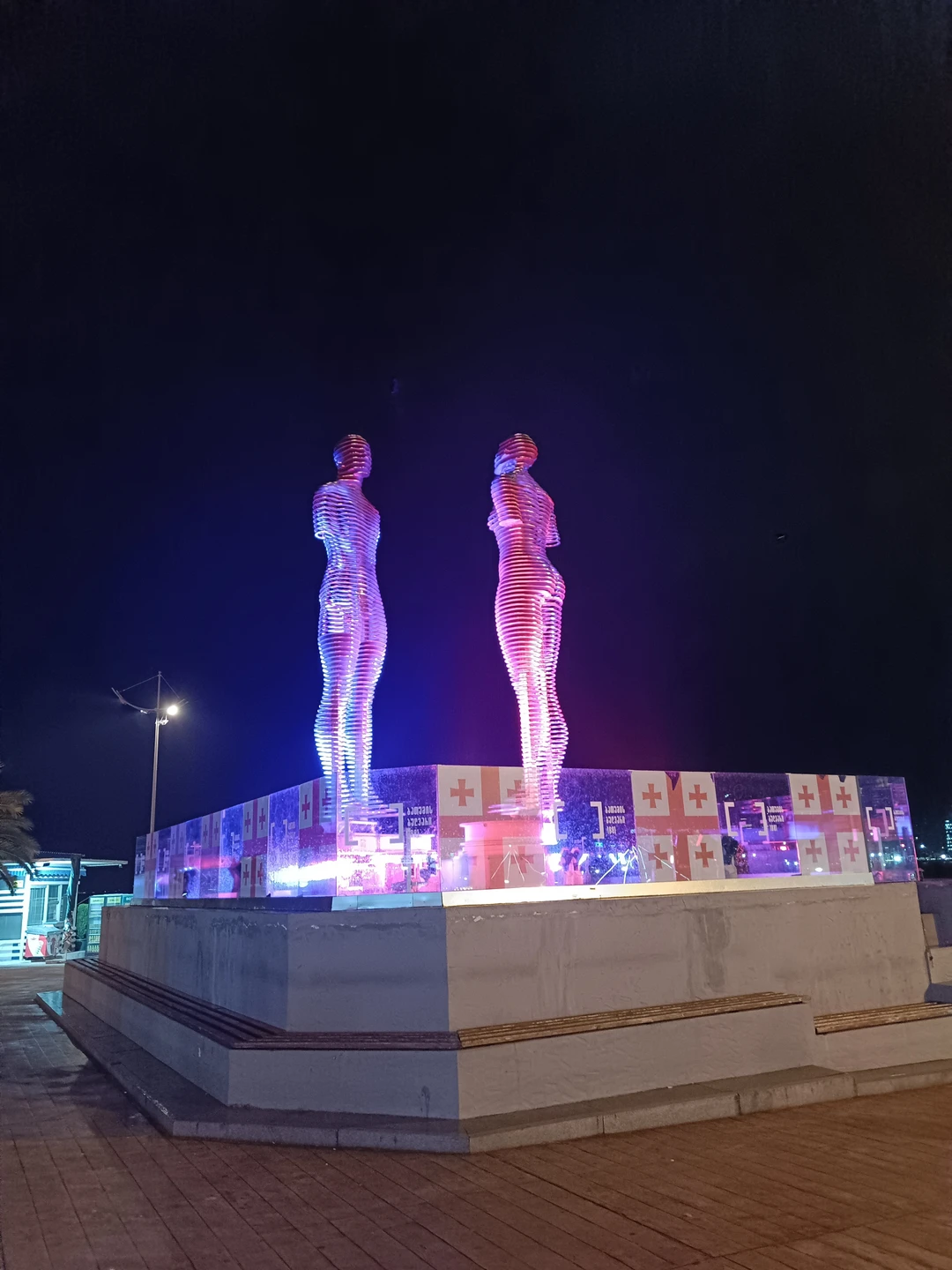 Всем доброго дня! Когда планировали поездку в Батуми, решили воспользоваться услугами гида, чтоб познакомиться с этим прекрасным городом.