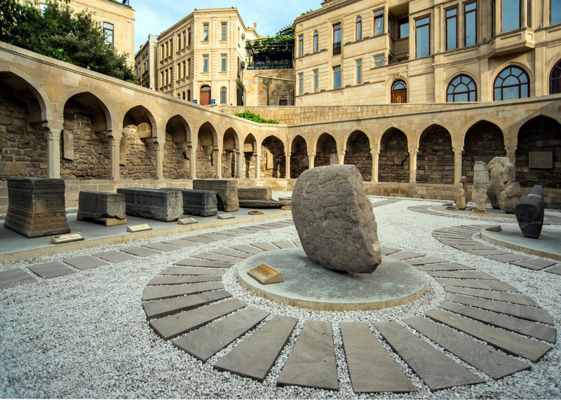 По каменным улочкам Старого города Баку