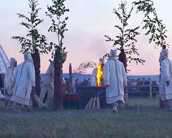 Продолжение праздничных гуляний, встреча Солнца и спортивные состязания