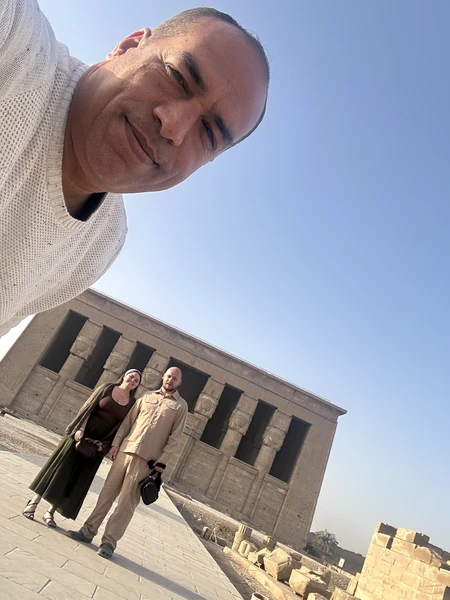 Очень понравилась экскурсия, за счет того что выехали в 04.00 застали Дендеру практически пустой, было сказочно