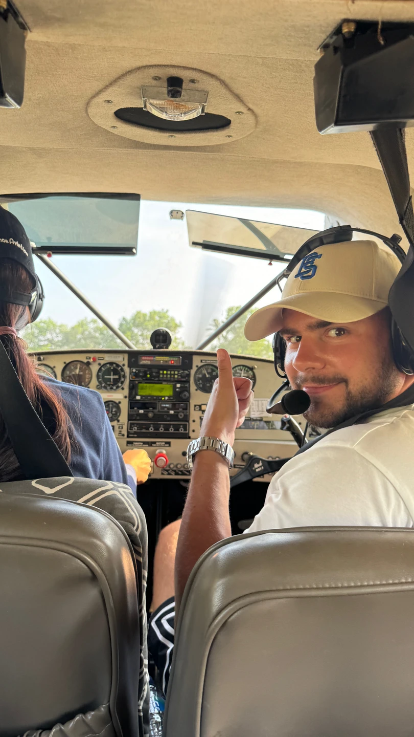 Если все водные развлечения на Пхукете вы уже попробовали, вам сюда) Дадут порулить и в целом красивые виды за окном.