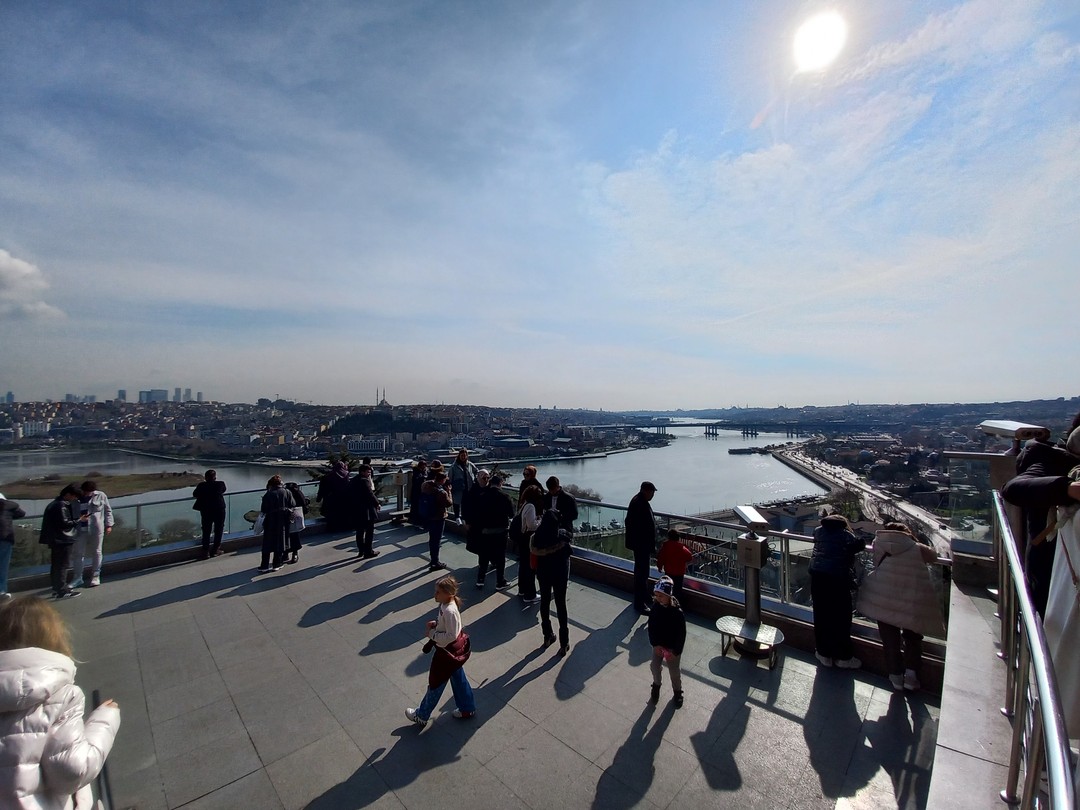 Посмотрели разные районы города. узнали особенности каждого. красивый вид со смотровой площадки Пьра Лотти. попробовали вкусное