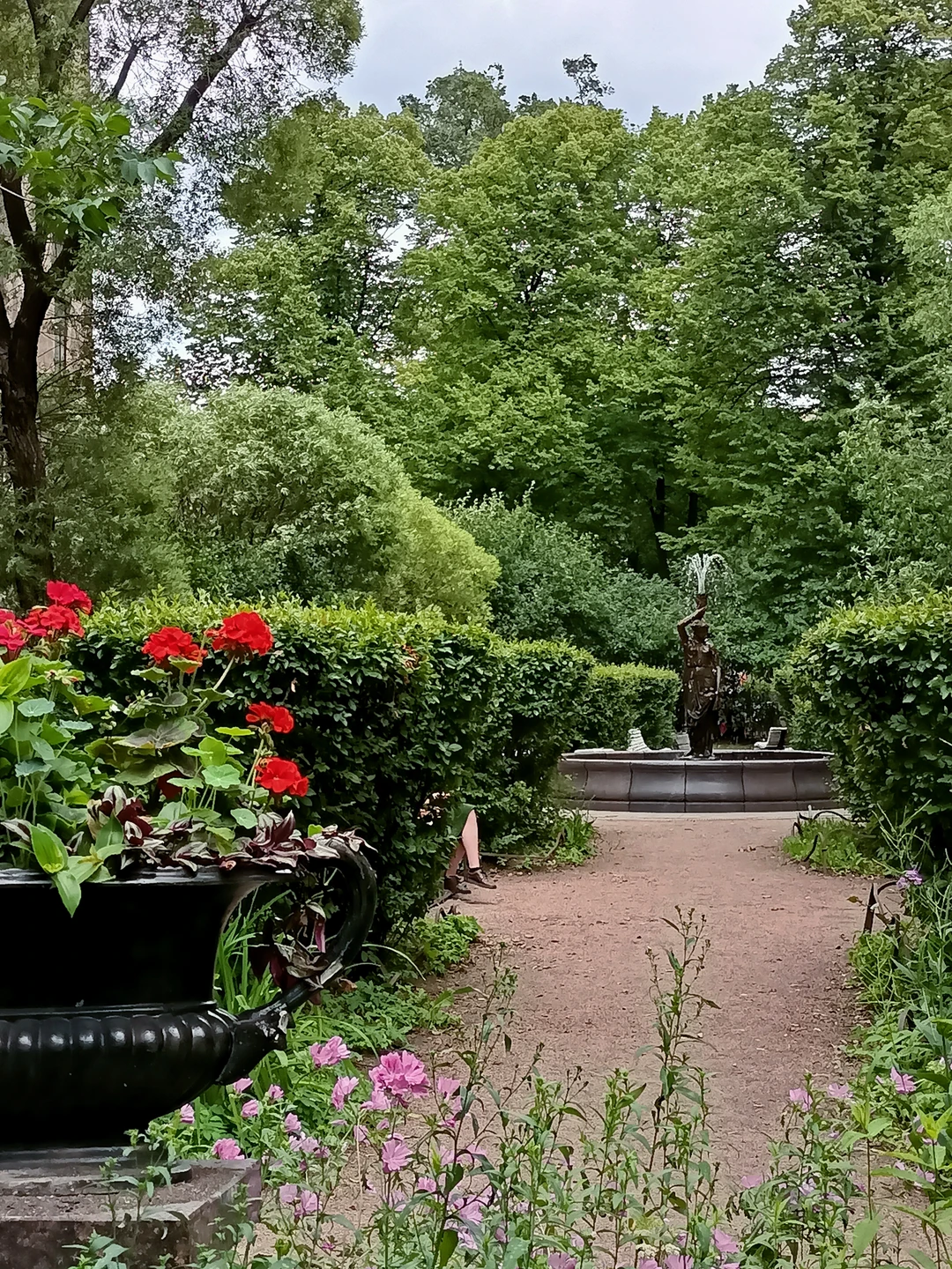 Тома -увлеченный краевед, активно развивающийся исследователь и приятный собеседник. В процессе увлекательной прогулки с ней складывается