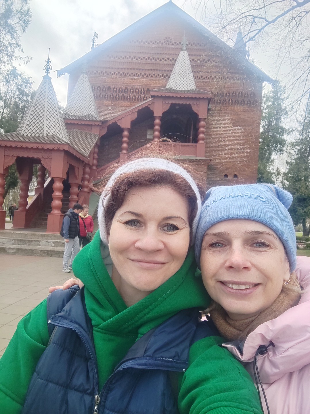 Приехали в Углич тремя семьями. Наталья с любовью показала нам сердце города. Интересно было пройти по