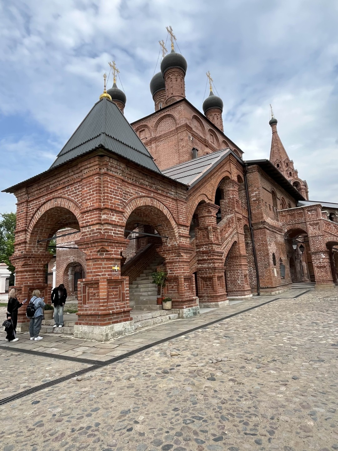 Семь веков, девять храмов и трамвай «Аннушка» (Лариса)