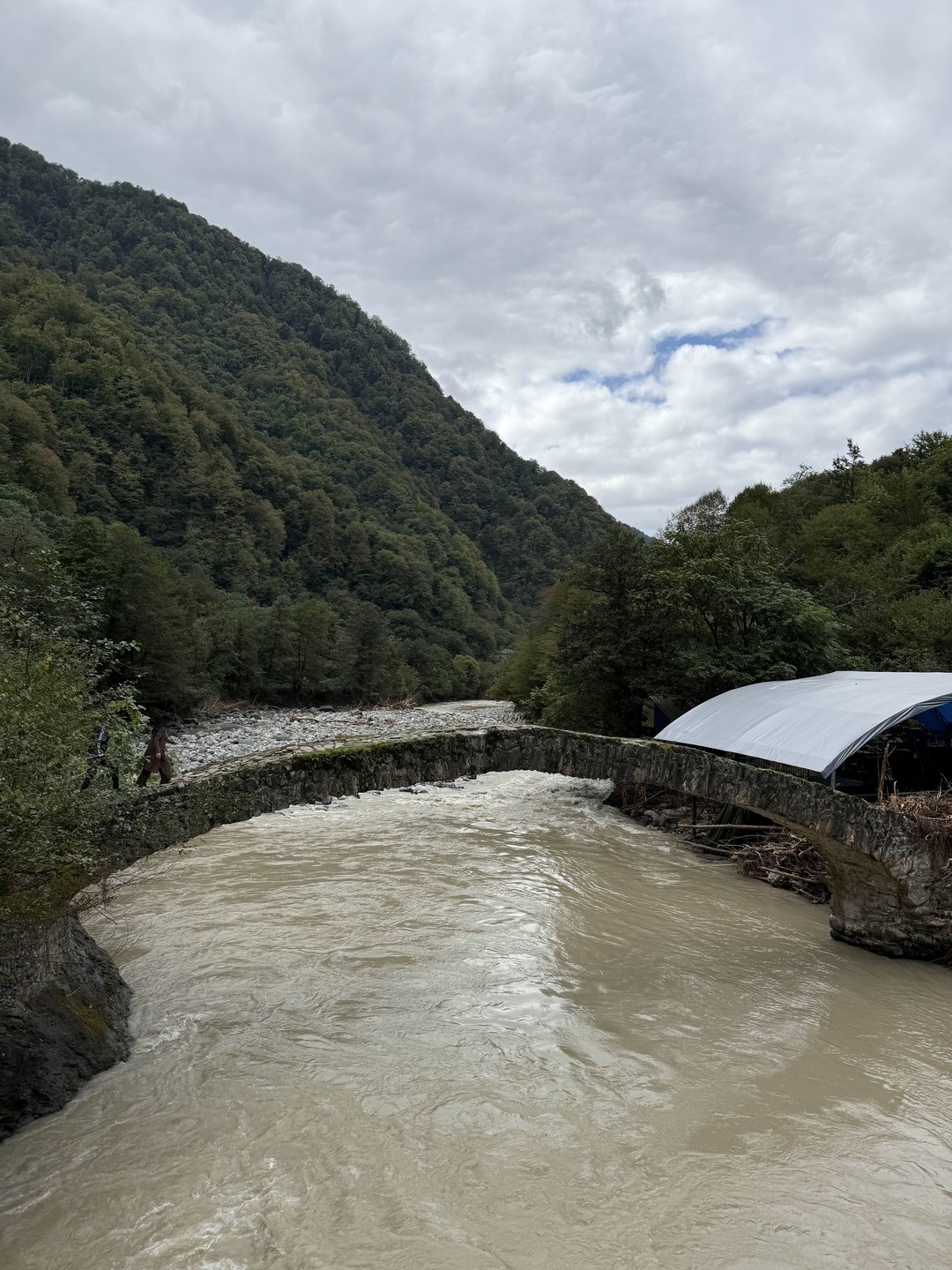 Отличные локации, красоту природы не передать словами, за неделю до нашей экскурсии были сильные дожди, водопады