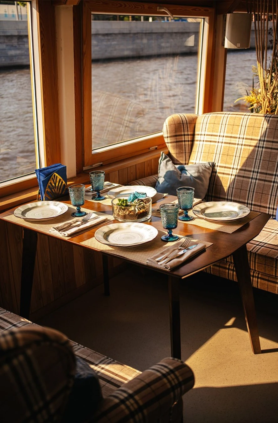 Прогулка по Москве-реке на теплоходе-ресторане (2/9)