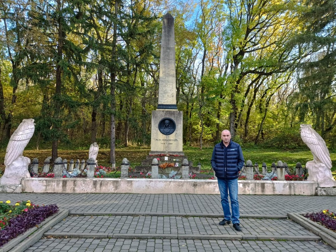 Спасибо,Владимиру за хорошо проседенное время. Экскурсии интересные,много интересной информации. Подача материала легкая,с юмором. У Владимира хорошее