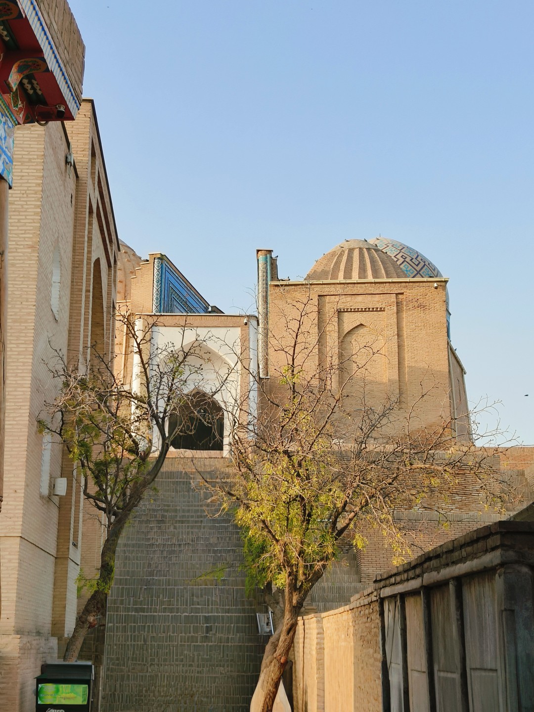 Отличная экскурсия. Гид Артем очень интересный рассказчик, отлично знает историю, мы в полном восторге.