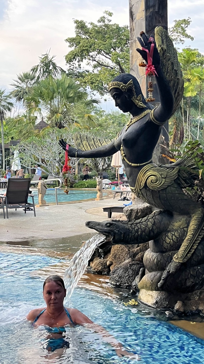 Замечательный день! Грамотно построенный маршрут: пляж с самолетами, 70-ти метровый водопад, смотровая площадка… Богдан приятный в