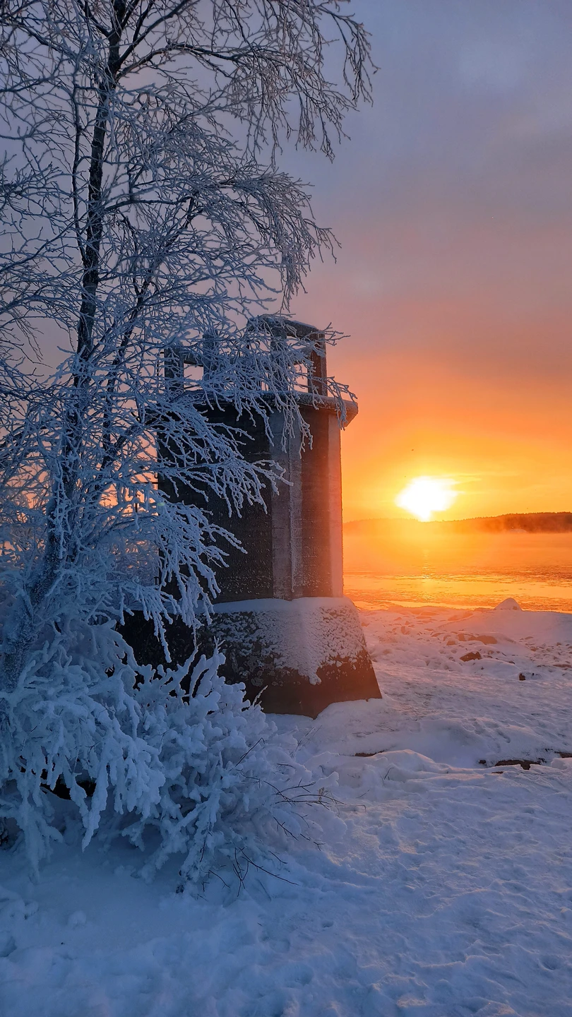 Одна из лучших экскурсий на которой пришлось побывать. Ладога, особенно на закате, прекрасна!!! Попали в довольно
