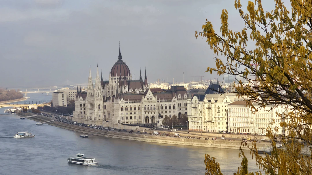 Неспешная и очень увлекательная трехчасовая прогулка по городу. Особенно хочу отметить гида Елену… человек с огромным