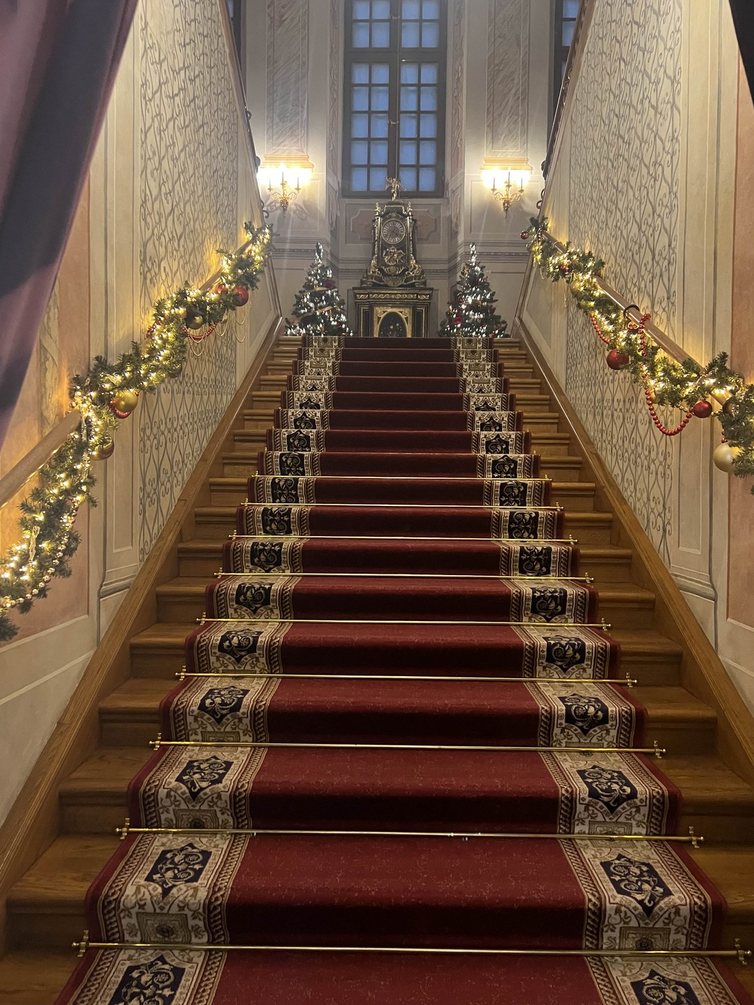 Всё понравилось, рекомендую. Времени на все локации выделялось в достаточном объеме, чтобы погулять и купить сувениры