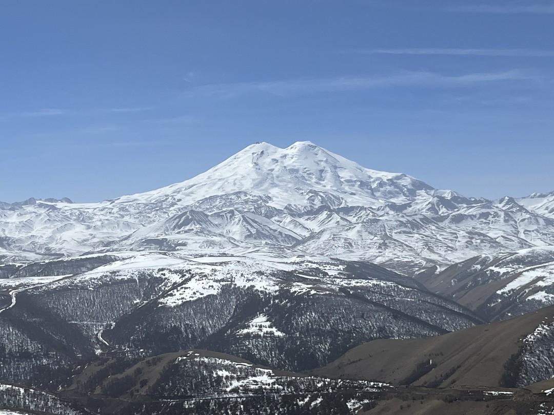 Потрясающая поездка в горы. Курман приехал во время, машина идеально чистая, большой УАЗ патриот. На 4