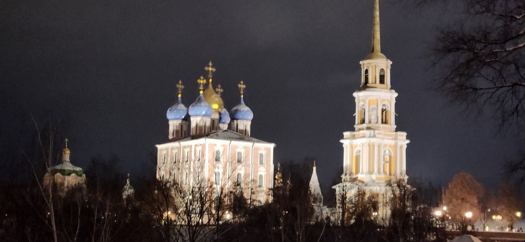 Интересный формат и нетривиальная подача материала. Очень красивые локации! Экскурсовод вдохновляет своим творчеством и заряжает позитивом!