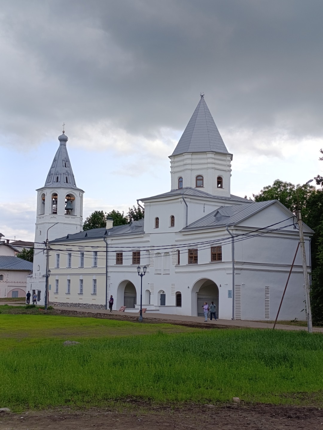 Прекрасная прогулка по великому Новгороду на автомобиле два часа. Объездили город полностью, увидели 37 достопримечательностей,которые охраняются