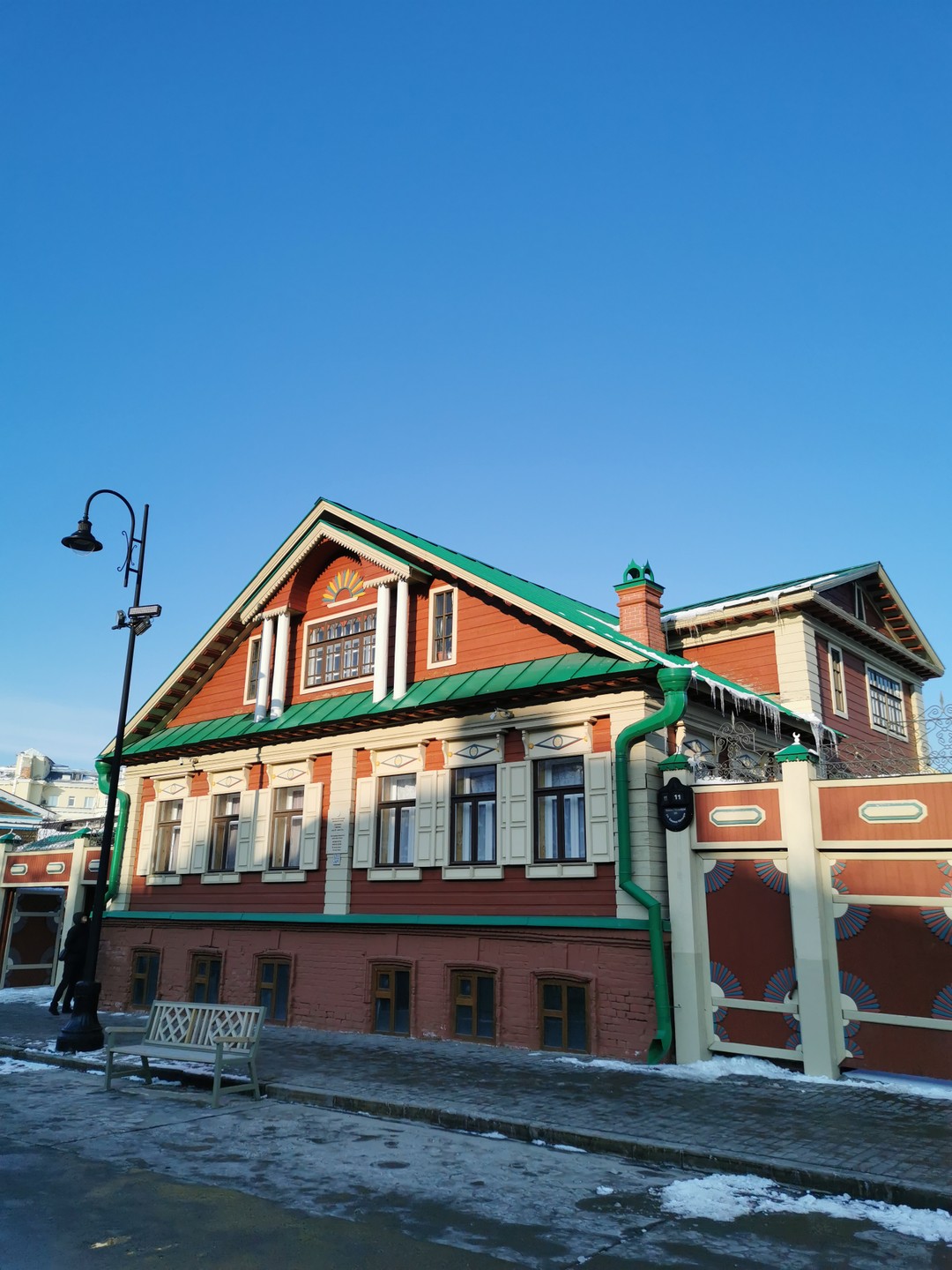 Даже для закаленных ветрами и капризами Питера, - 12 в Казани -существенно холодно. Потому трансфер из