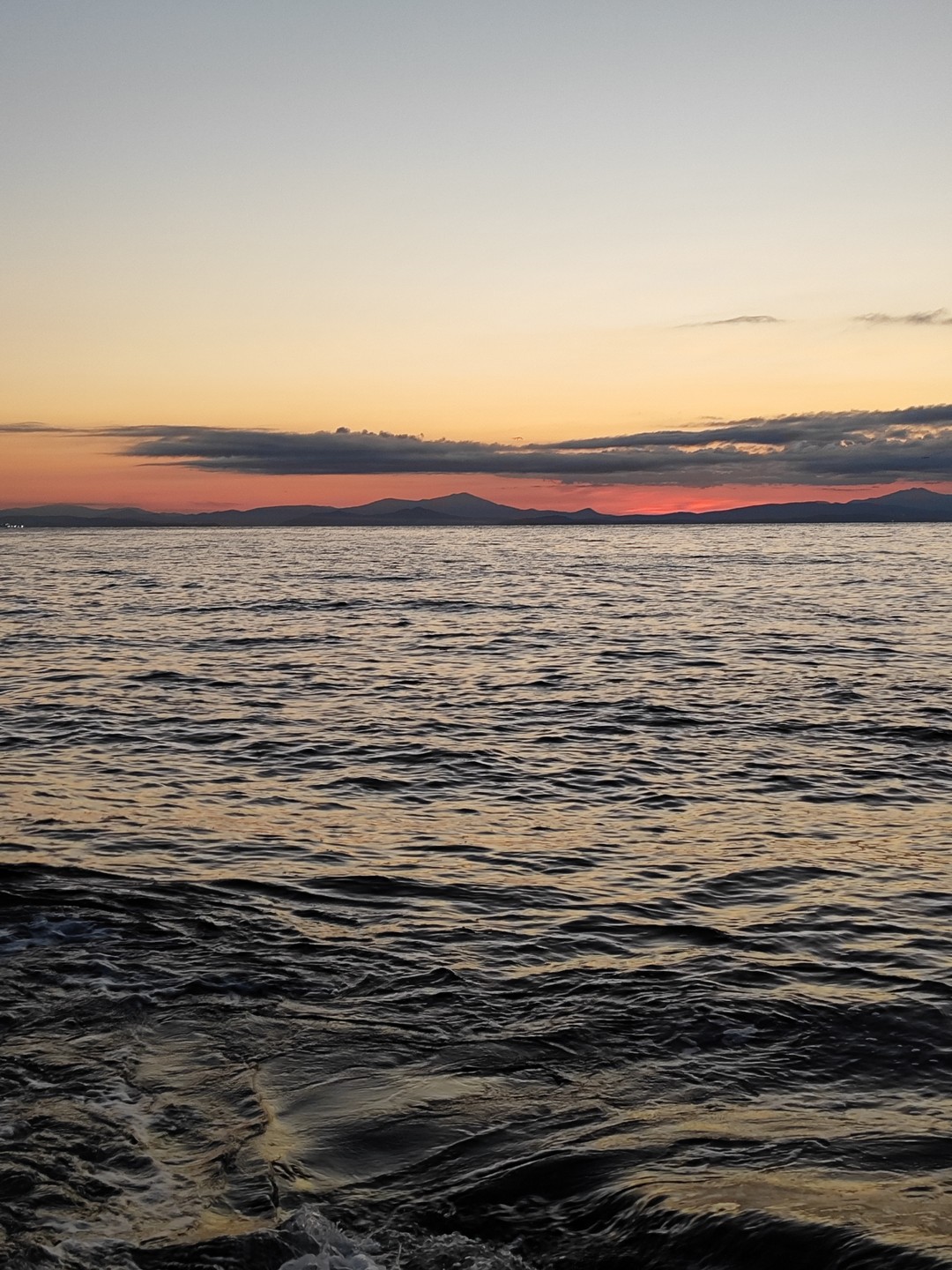 Прекрасное утро с Александрой. Встретили рассвет в Стеклянной бухте. Очень внимательно отнеслась к выбору локации, т.