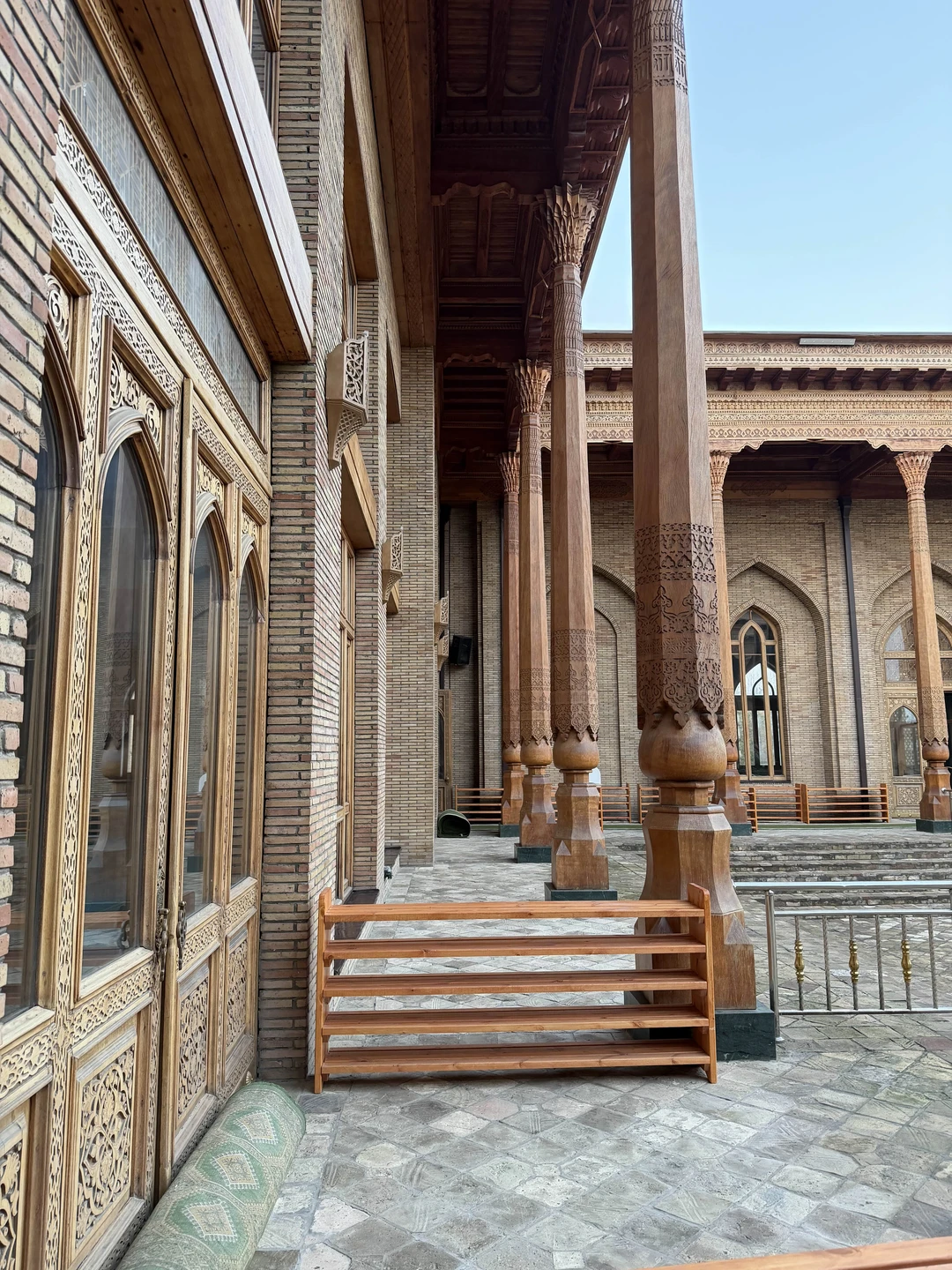 Нашим экскурсоводом был Бек. На экскурсию мы попали после ночного перелета и казалось, что будет очень