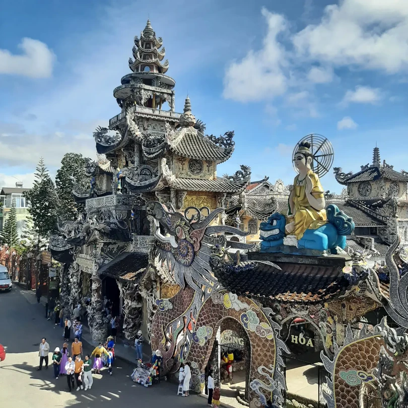 Спасибо. Гид Эля очень интересно и подробно рассказывала о достопримечательностях и особенностях Далата. Красивый город с