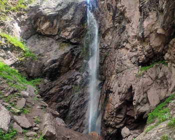 Ущелья Джеты-Огуз и Барскаун, водопад Девичьи слёзы, скалы
