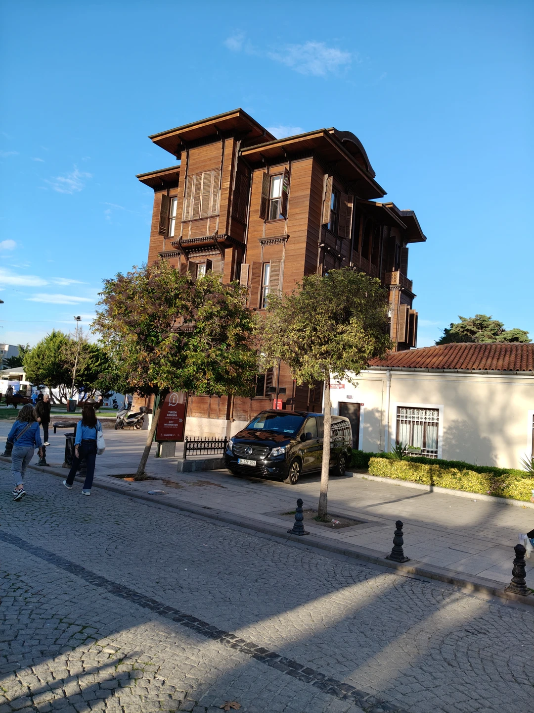 Все совпало в этот день, и теплая, не свойственная концу ноября погода и волнительное ожидание встречи