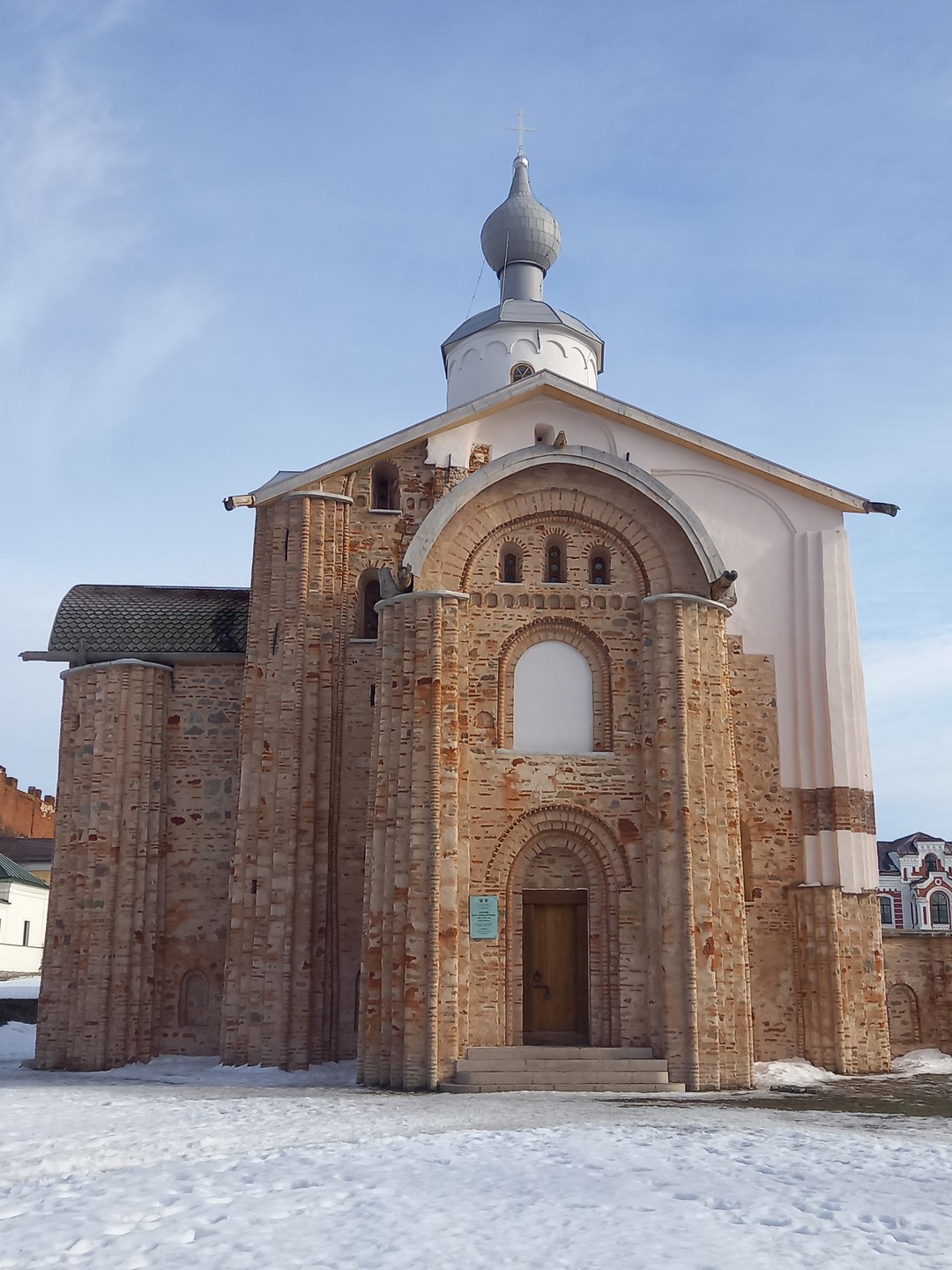 Прекрасная экскурсия, очень эрудированный, эмоциональный и артистичный гид. Для меня и моей семьи (сын 16 лет