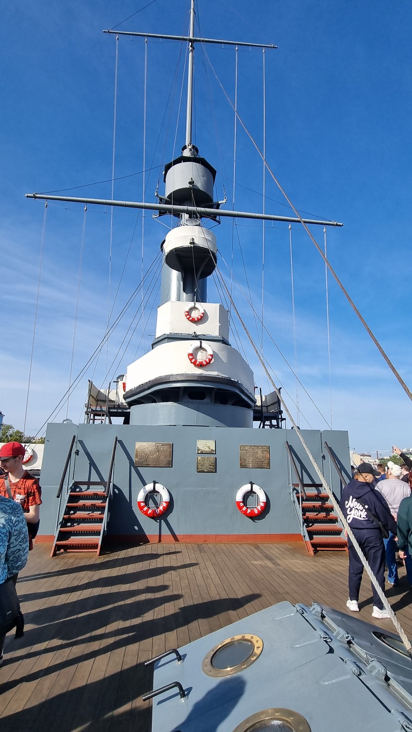 Экскурсия понравилась, особенно на Авроре. Гид очень увлекательно рассказывал!