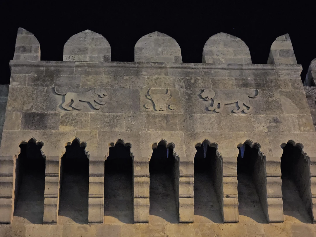 Летели трансфером через Баку, было несколько свободных часов. Взяли экскурсию по городу и… остались в таком