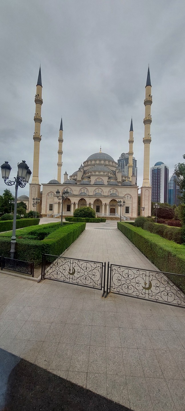 Сказать плохо, ничего не сказать,начиная от очень скучного экскурсовода, которая только пугала нас, что все нельзя