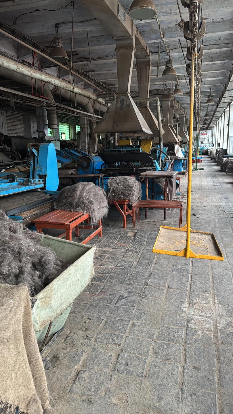 Экскурсия продумана нормально, но сама фабрика жуть жуткая😵‍💫😵‍💫😵‍💫и людям непереносящим вонь овечей шерсти и страдающим аллергией