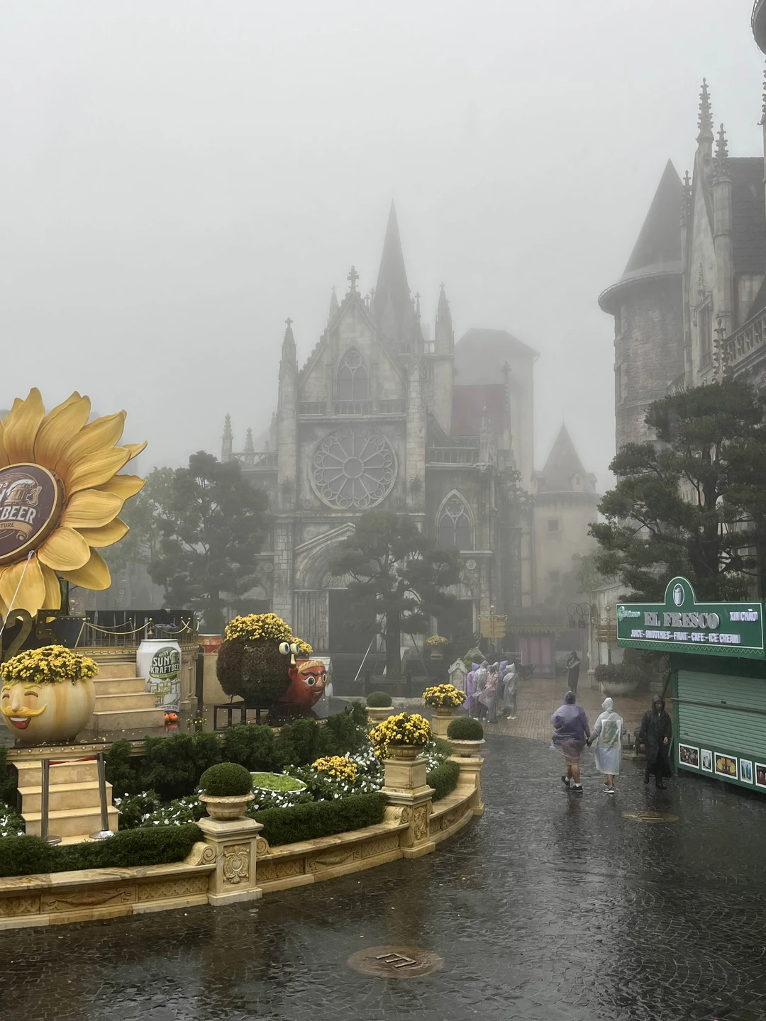 Мы попали в тайфун и поэтому данная экскурсия не особо удалась. Золотой мост был закрыт и