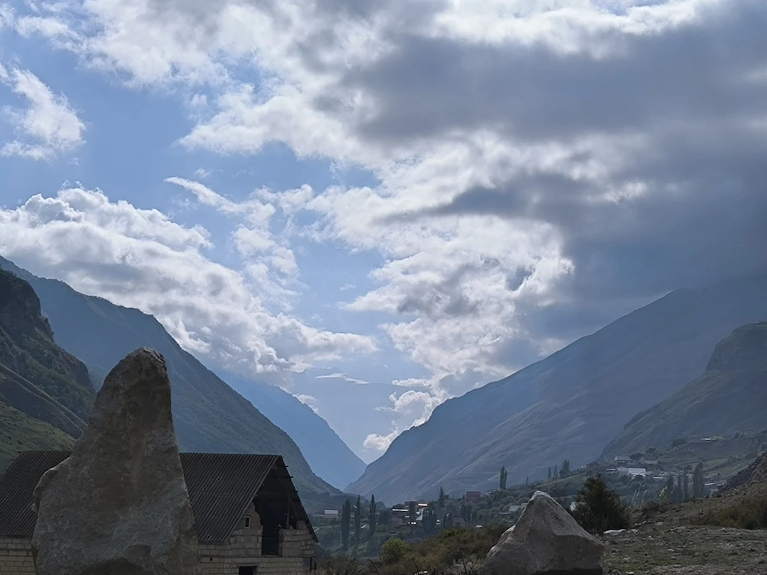 Спасибо большое, Николай поездка очень понравилась. Интересный рассказ, прекрасное шато, удивительные горы, отличные влажные салфетки;)))