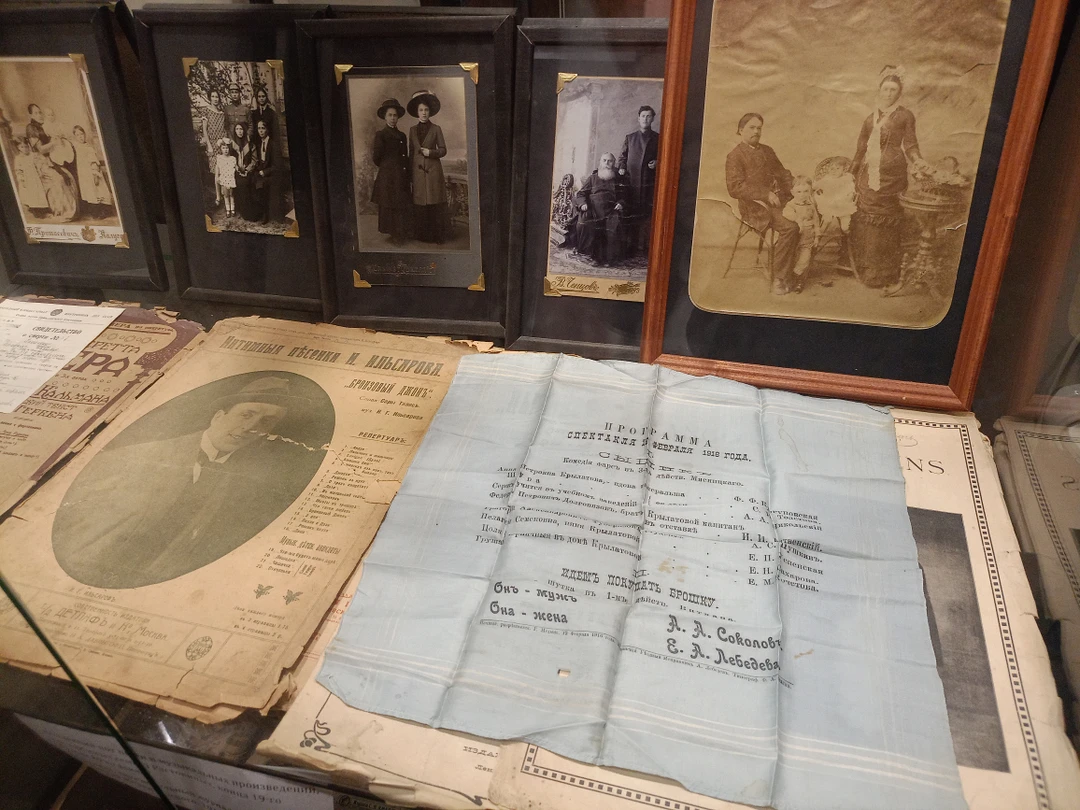 Путешествие началось со встречи в автомобиле Ивана Васильевича - замечательный водитель, профессионал вождения. Наталья уже по