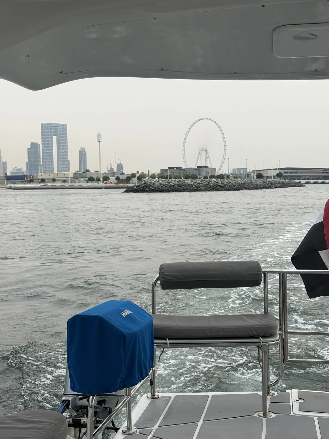 Сегодня забронировала и сразу получила информацию о встречи, организатор был на связи до встречи на причале