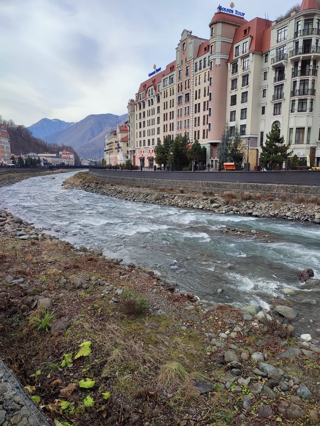 Сопровождал гид Карпо. Местный житель. Знает не только исторические факты, но и местные легенды. Забирал нас