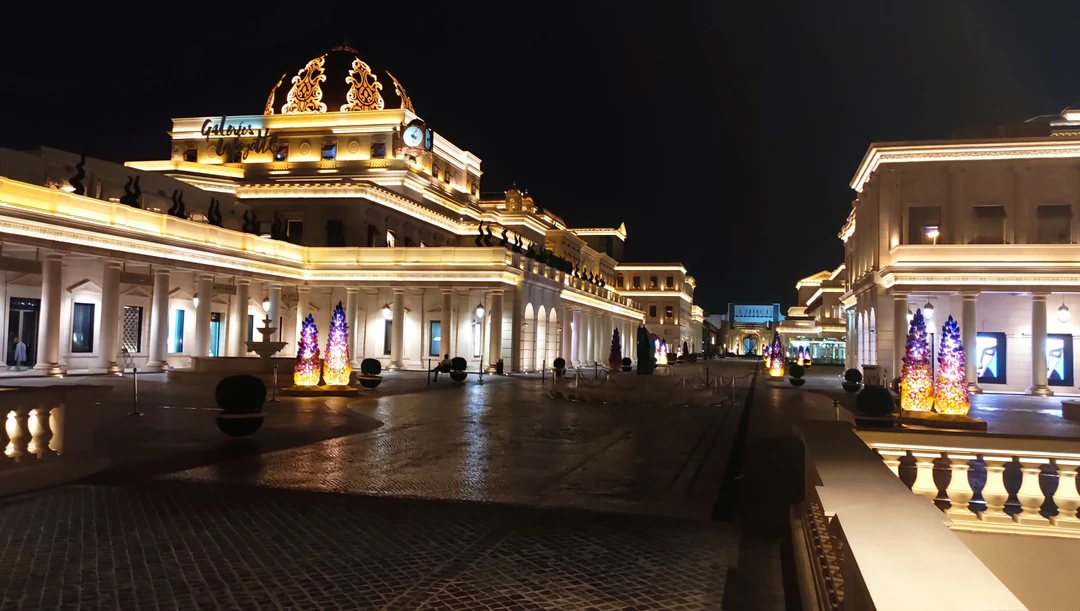 У нашей группы (20+ человек) была длительная ночная пересадка в Дохе. Искали разные варианты. Уже стало