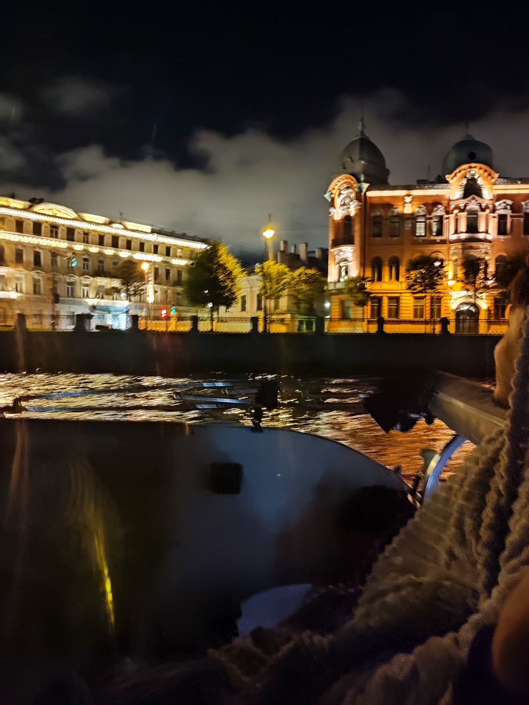 Вечерний Питер очень красив, особенно с воды!!! Незабываемая романическая прогулка получилась. С погодой нам повезло) И