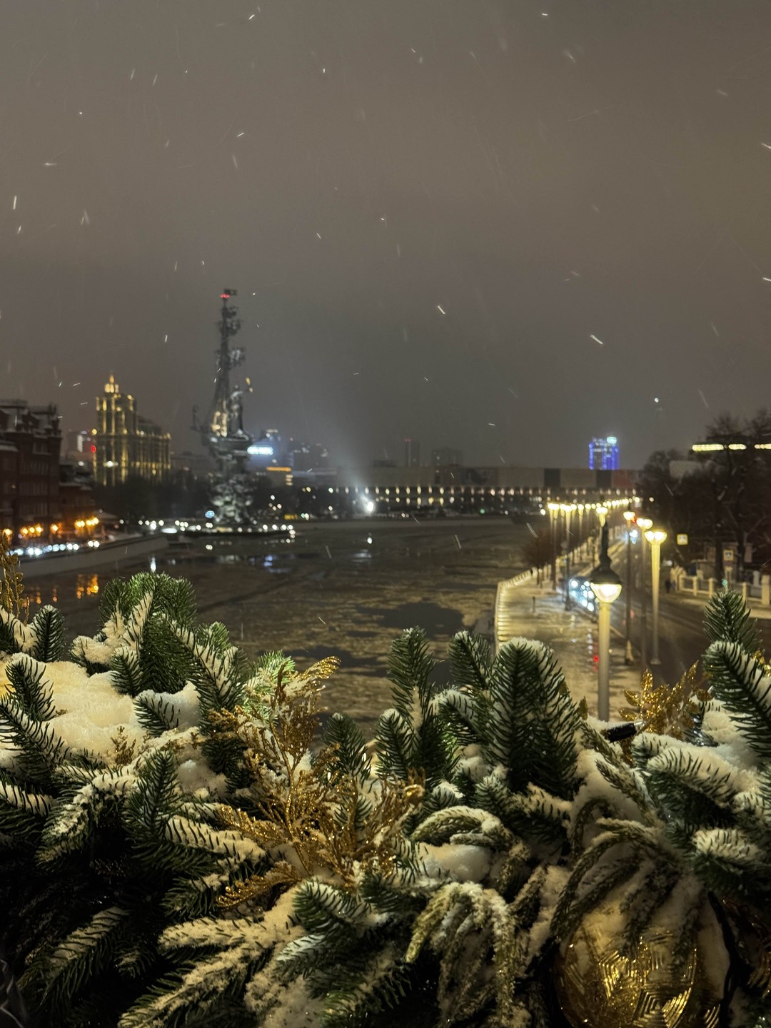 Начнем с человека, с табличкой, к которому нужно было подойти из выхода из метро. Так вот