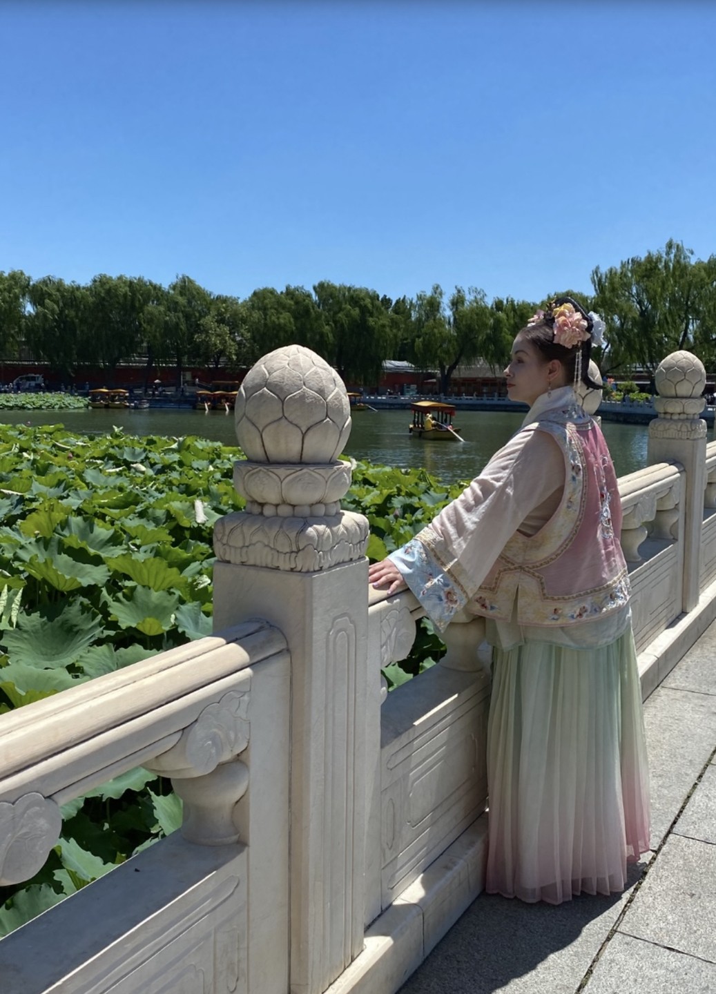 Вместе с подругой посетили эту экскурсию в июле. Это не просто прогулка по знаковым местам, а