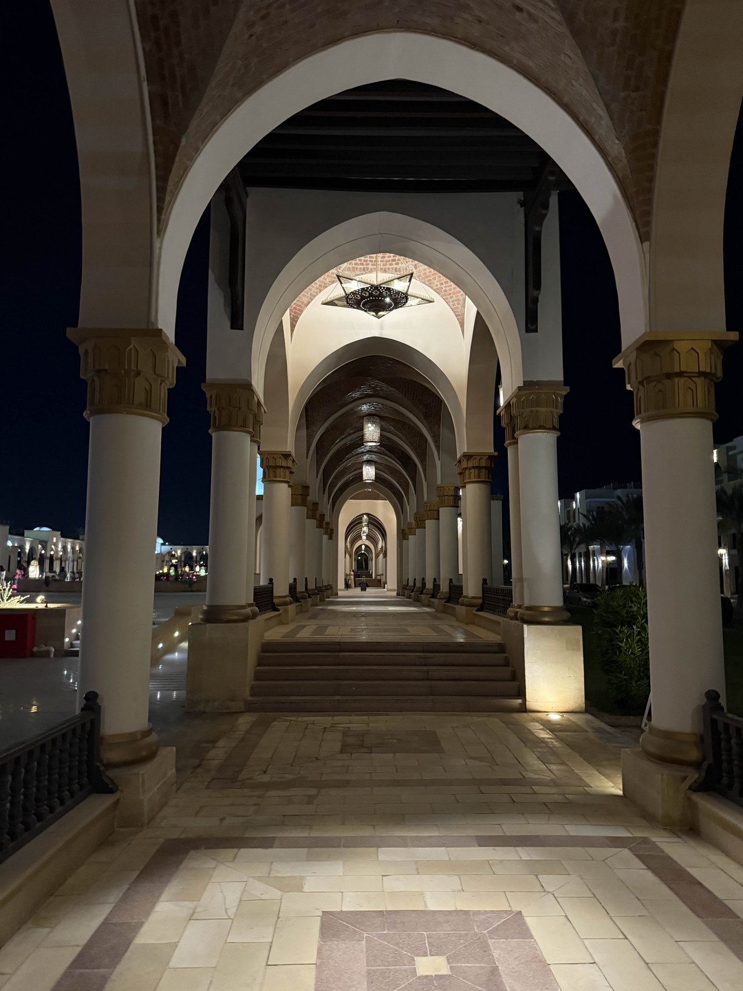 Замечательная необременительная вечерняя прогулка. Закатные горы - это нечто!!! Место тихое, красивое и вполне европейское! Приятно