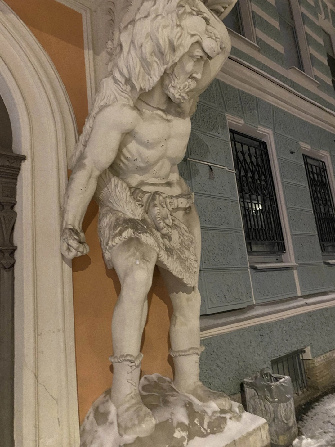 Отличная экскурсия, интересный маршрут. Поэзия архитектуры и глубокие знания экскурсовода. Созерцание и погружение. Осмотрели много уникальных