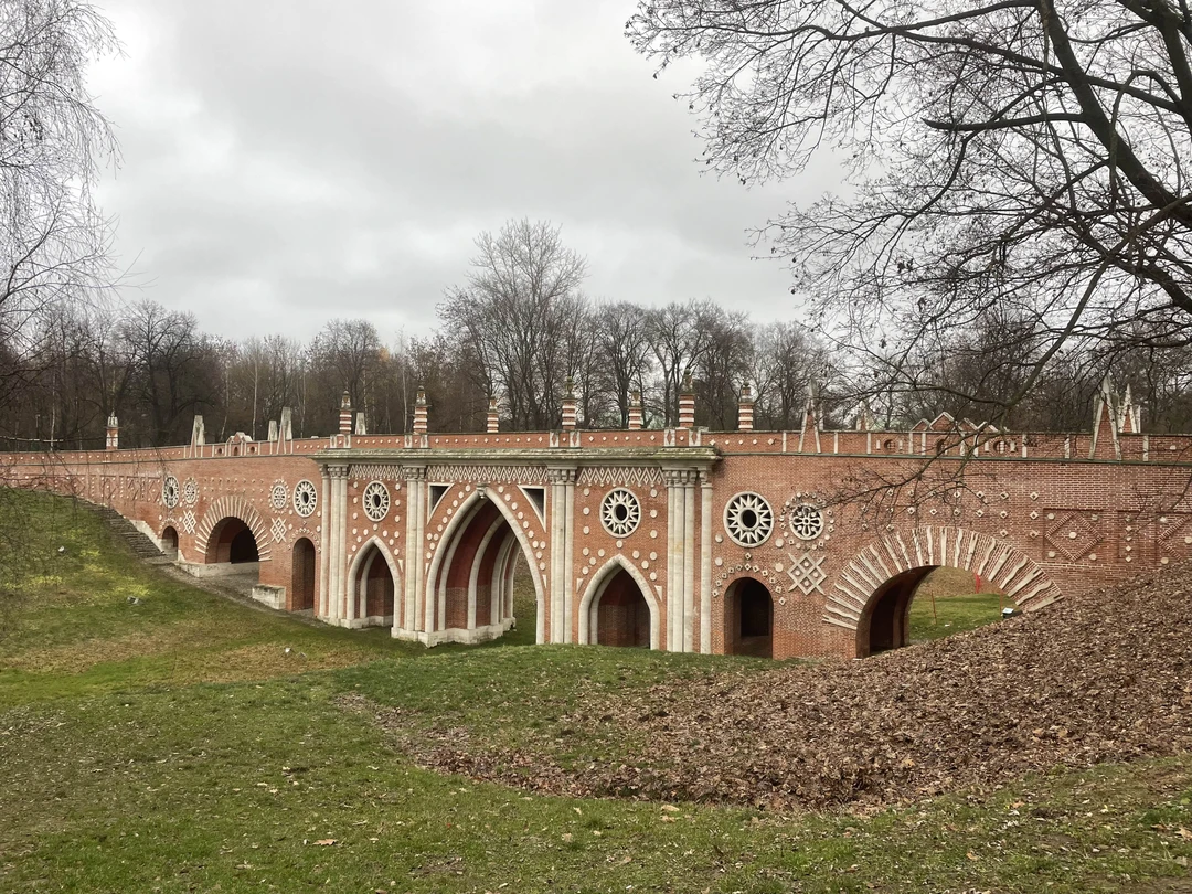 Это прекрасная экскурсия на свежем воздухе по территории парка Царицыно! Нам повезло, экскурсия была только для