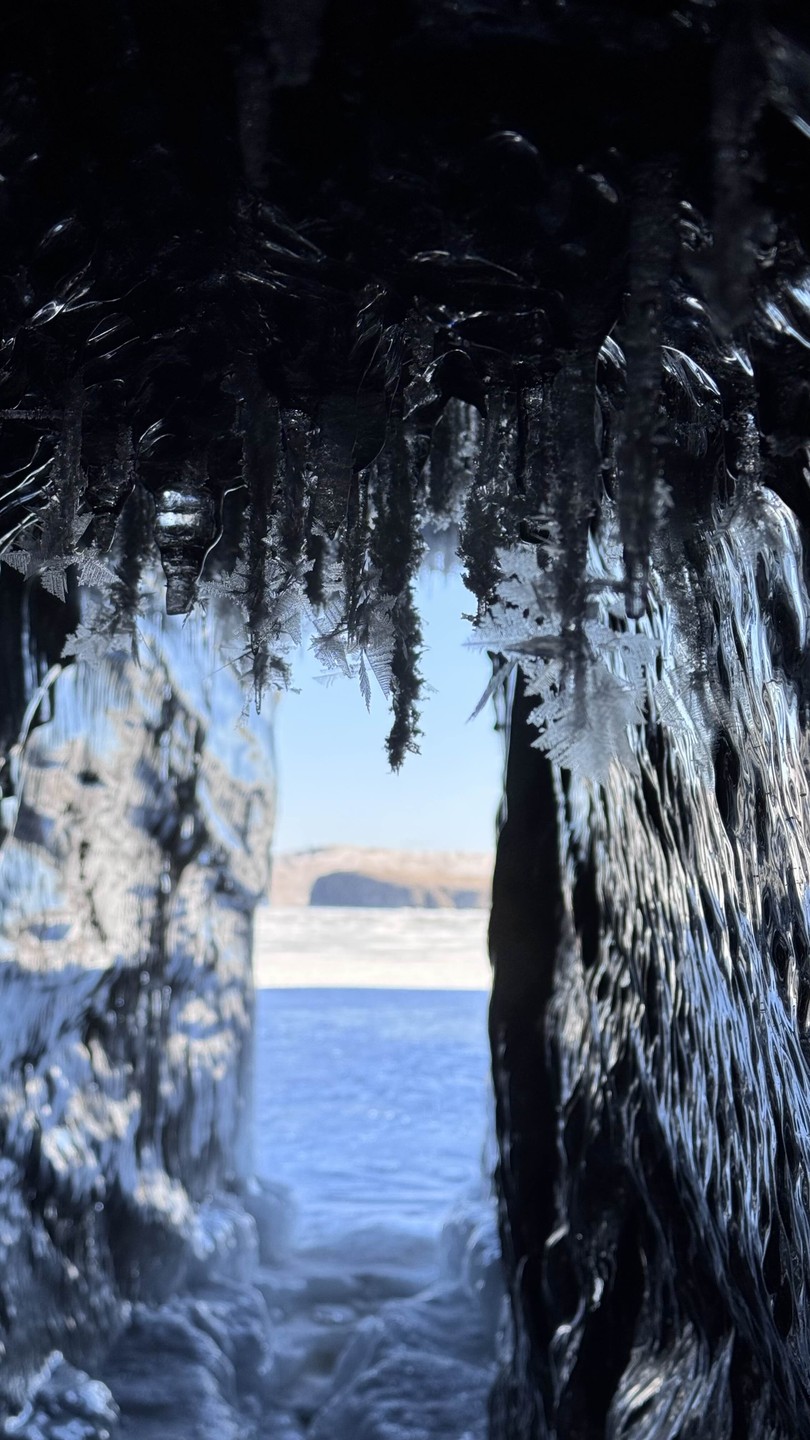 Путешествовала в начале февраля. Нам повезло и Байкал к этому времени замерз и мы увидели тот самый красивый лед.