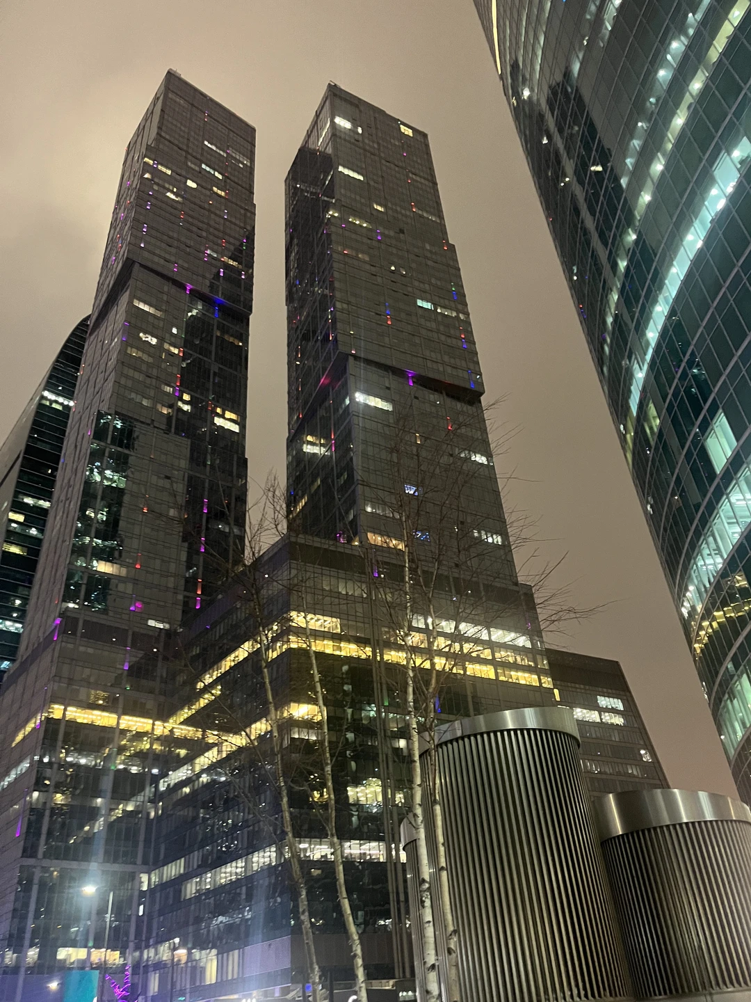 Живое общение, хороший звук, забота (в зимнее время чередовались уличная экскурсия с экскурсией в помещении), любит свое дело)